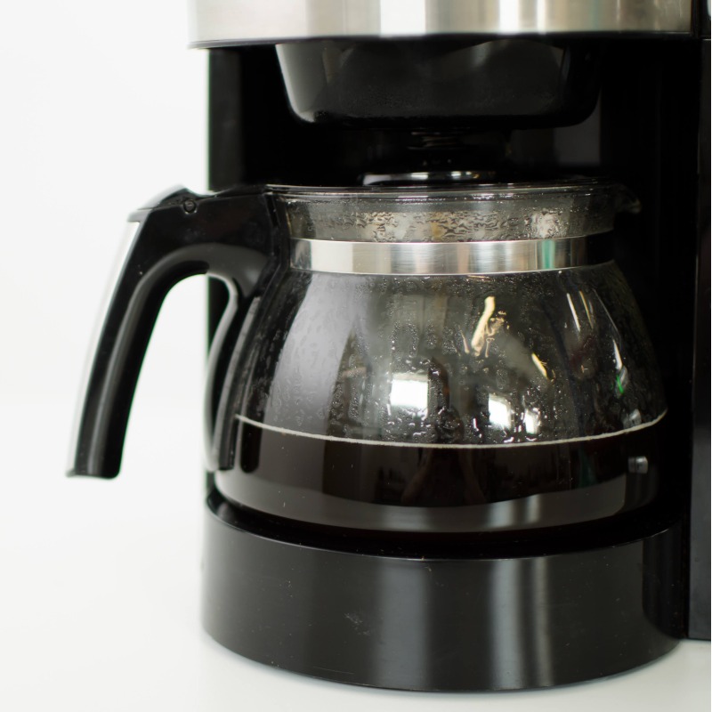 Fusy? Użyj filtra papierowego i zalej kawę wodą. Zmielenie świeżych ziaren sprawi, że w smaku Twoja kawa z karafki będzie świetna.